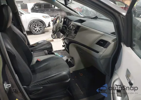 2012 Toyota Sienna Se 8 Passenger z USA, uszkodzony, nr VIN 5TDXK3DC8CS181008